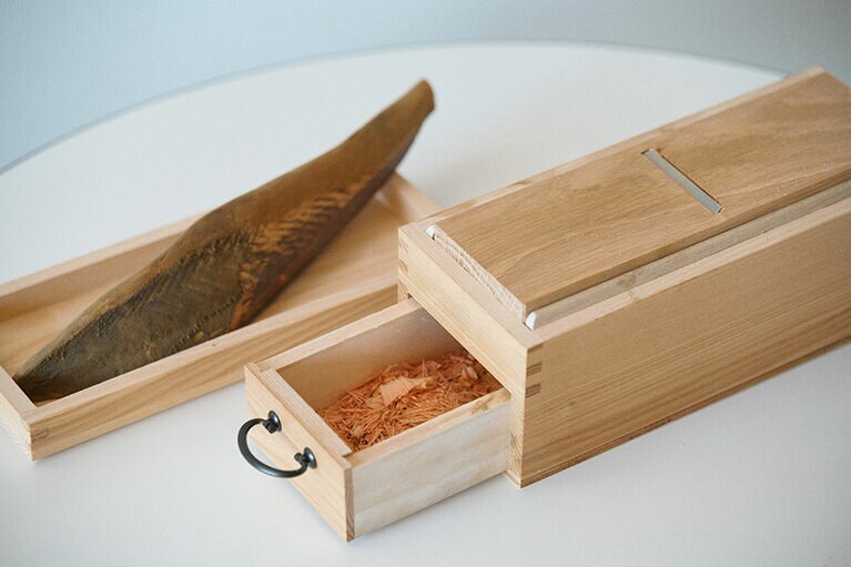 金七商店オリジナルのかつお節削り器「クラシック箱」 9,180円／金七商店