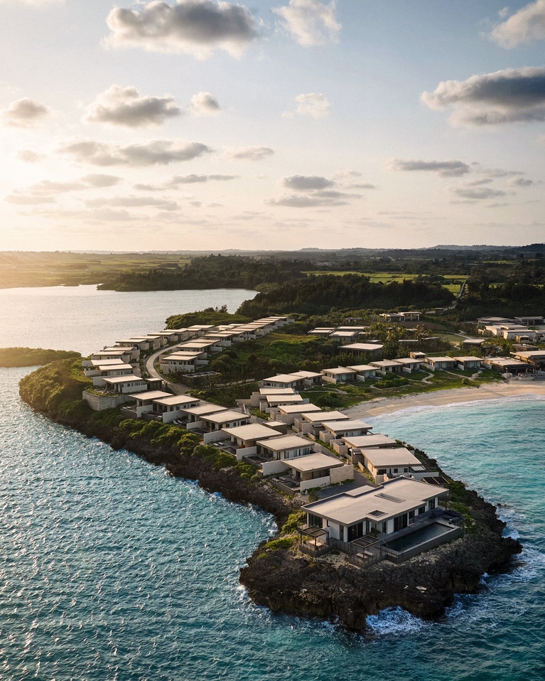 「ローズウッド宮古島」は宮古島の北部、大浦湾の岬に位置している。