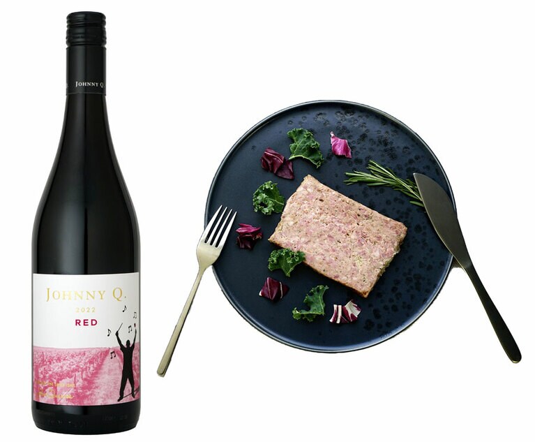 左：ジョニーＱ クロエ レッド 750ml 税込1,529円。右：成城石井自家製 パテ・ド・カンパーニュ 150g 税込647円。