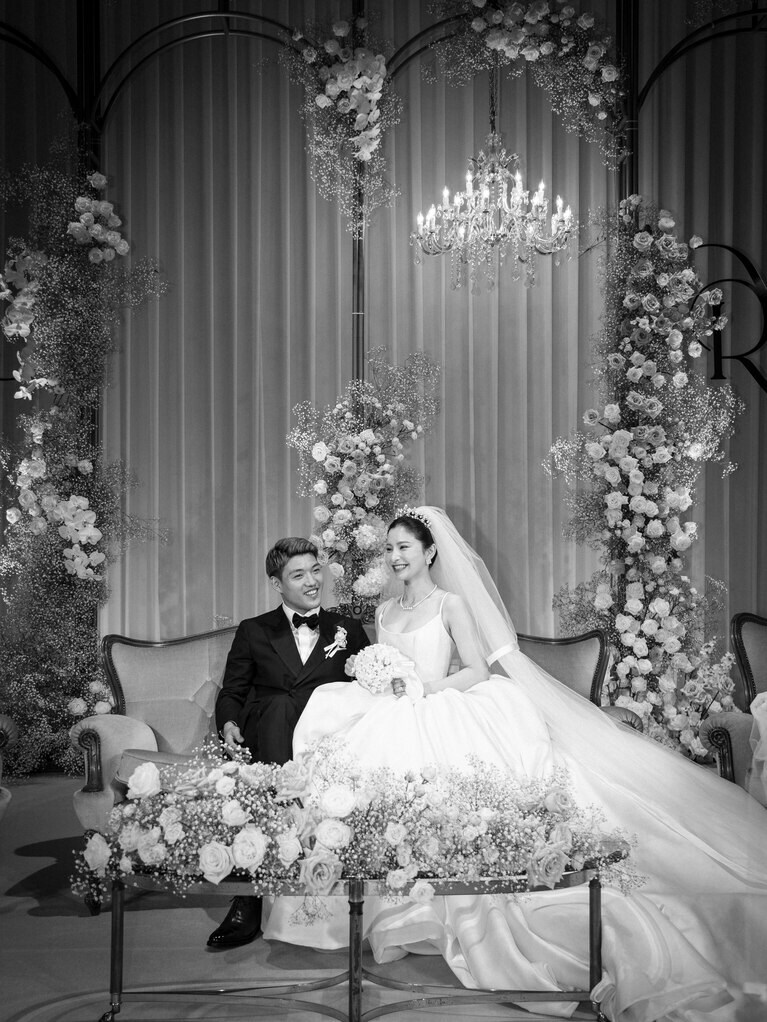 通常の披露宴とは趣を変えて、ステージにはおしゃれなソファが。ふたりもゲストもリラックス！