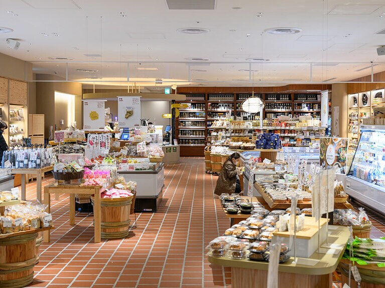 お酒も、おつまみになる惣菜も入手できる高級マーケット。