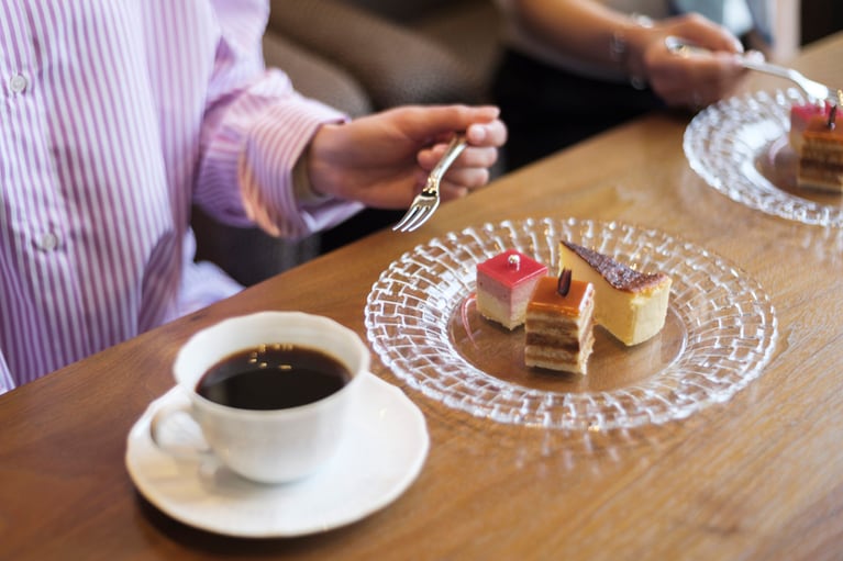 「特製シーフード焼きカレーと季節のスイーツセット」3,080円。スープとサラダ、そして食後には3種のデザート盛り合わせと、コーヒーまたは紅茶が供される。