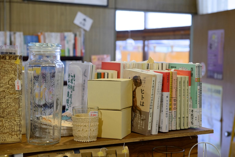 本に交じって雑貨もちらほら。