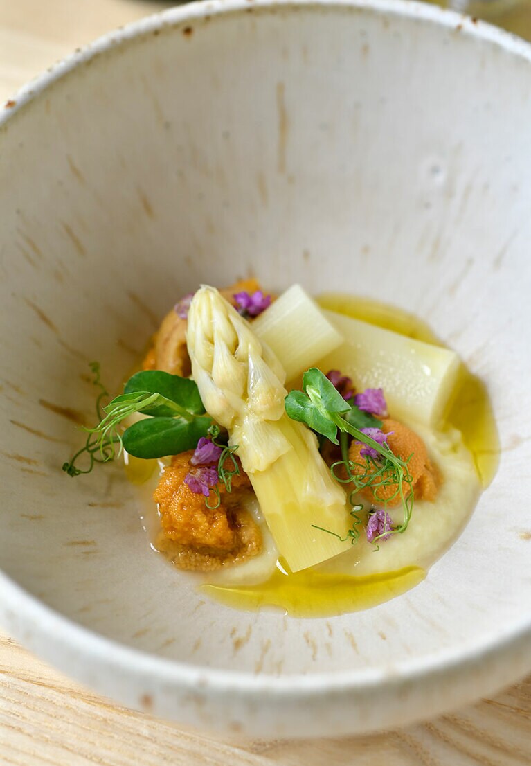 “アスパラガスと白ウニ”。「白ウニ」はキタムラサキウニを指す。合わせる一杯はケルナー。