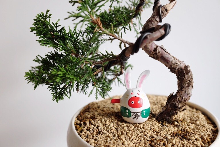 お気に入りの民芸品を添えてもかわいい。うさぎ天狗の手びねり人形は遠州天狗屋の作品。