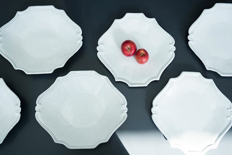 「アスティエ・ド・ヴィラット」のお皿 11,000円～。