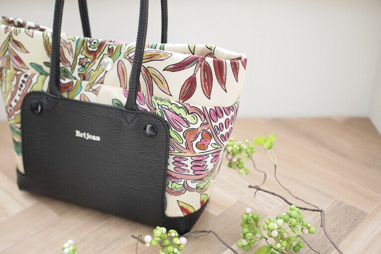印象的なネイチャー柄のファブリックパーツで、シンプルなファッションに華やかさをプラス！ⒸBrijean