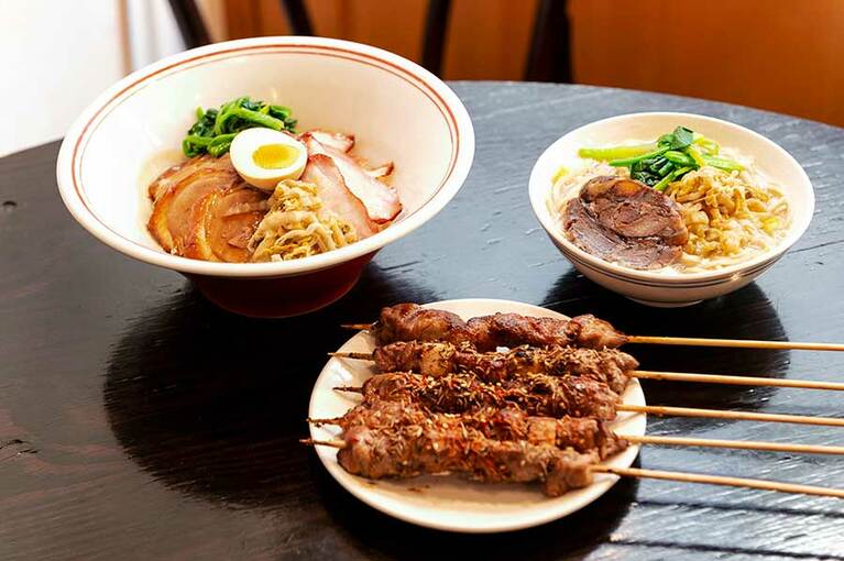 ランチは魚と羊でダシをとった魚羊麺と羊や豚、牛などの丼とのセットがメイン。豚三枚肉と鴨肉丼＋半ラーメン 1,000円、ラム串5本セット 1,000円。