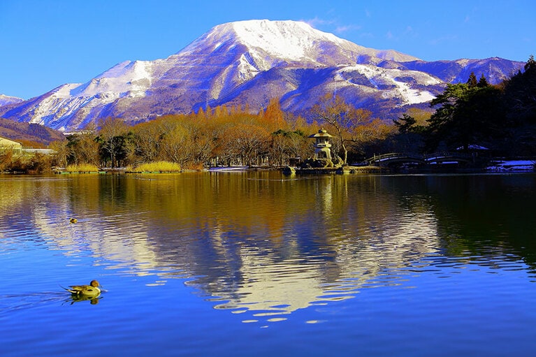 【滋賀県】池に映る伊吹山。