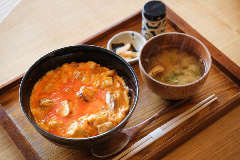 「京地どりの親子丼」はお漬物と汁付きで1,500円。福知山市梅谷の岡本ファームで飼育されている京都府のブランド地鶏・京地どりは歯ごたえと豊かな旨みが特徴。卵もお米も地元産。