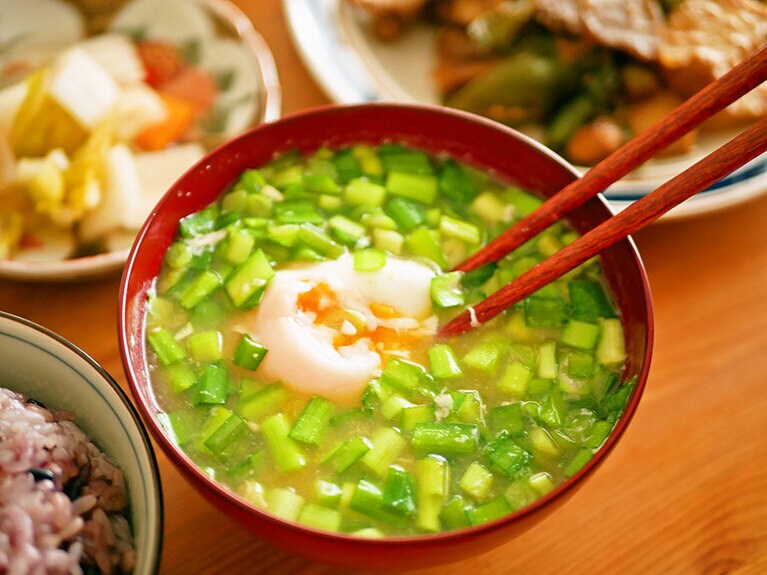 ニラが余ってるとよく作る、ニラと落としたまごの味噌汁。これも「そんな組み合わせ、アリなんですね」というリプがついたなあ。なんとなくだけど、元気の出るペアですよ。ゴマ油1滴たらしてもおいしい。