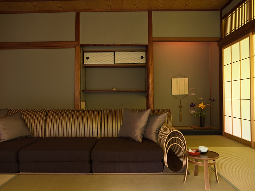 特別室「月橋」。この畳ソファは軽いため、レイアウトを自由に変えることもできる。