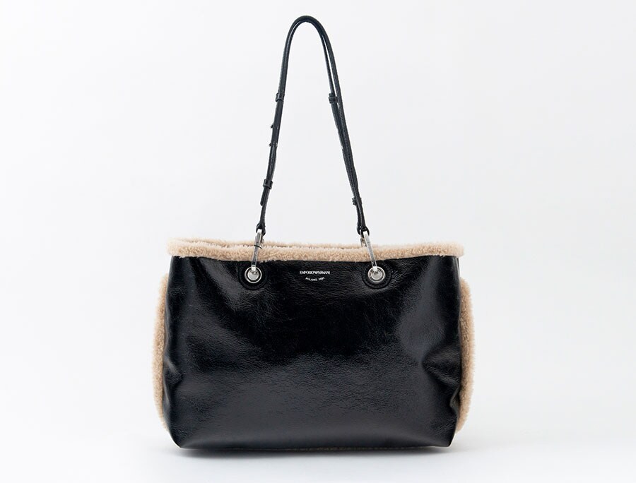 ムートン素材のバッグは、総ボアで仕上げられた愛らしいポーチ付き。W37,5xH27xD11,5㎝ 58,300円。