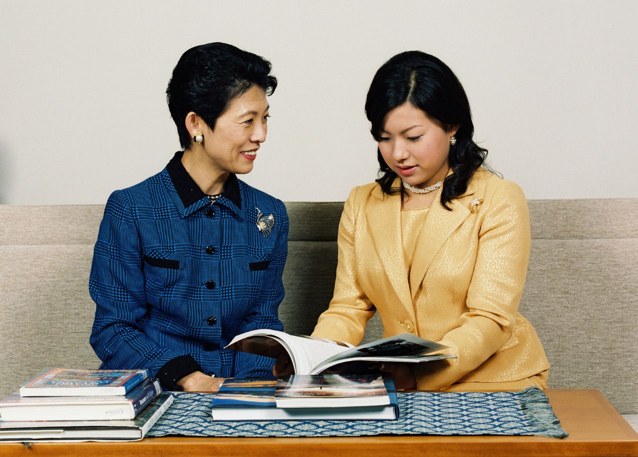 久子さまと絢子さま（当時）。2010年、ご成年をお迎えになるにあたって公開された　宮内庁提供