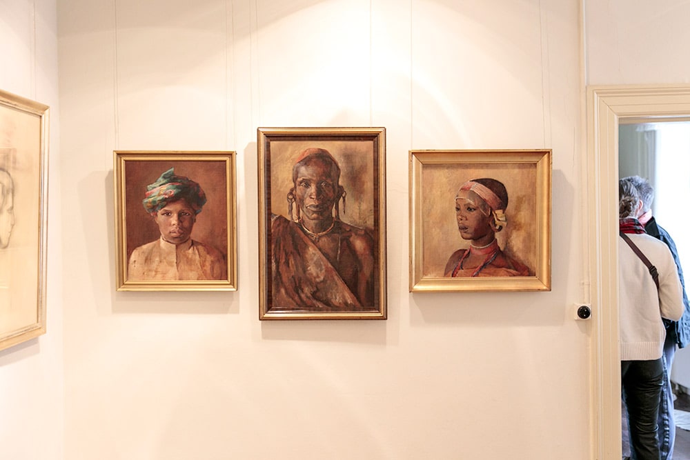 画家を目指してデンマーク王立芸術アカデミーに通っていたブリクセンの作品も展示されている。特にアフリカの部族民や使用人を描いた3枚の肖像画は有名で、独特の表情を捉えた描写が秀逸。