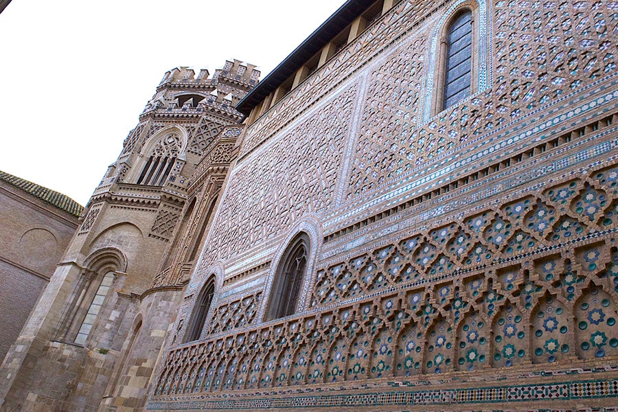 ラ・セオ大聖堂のムデハル様式の外壁。テルエルの塔も素晴らしかったが、この幾重にも組み合わされた幾何学模様の装飾はひときわ異彩を放つ。