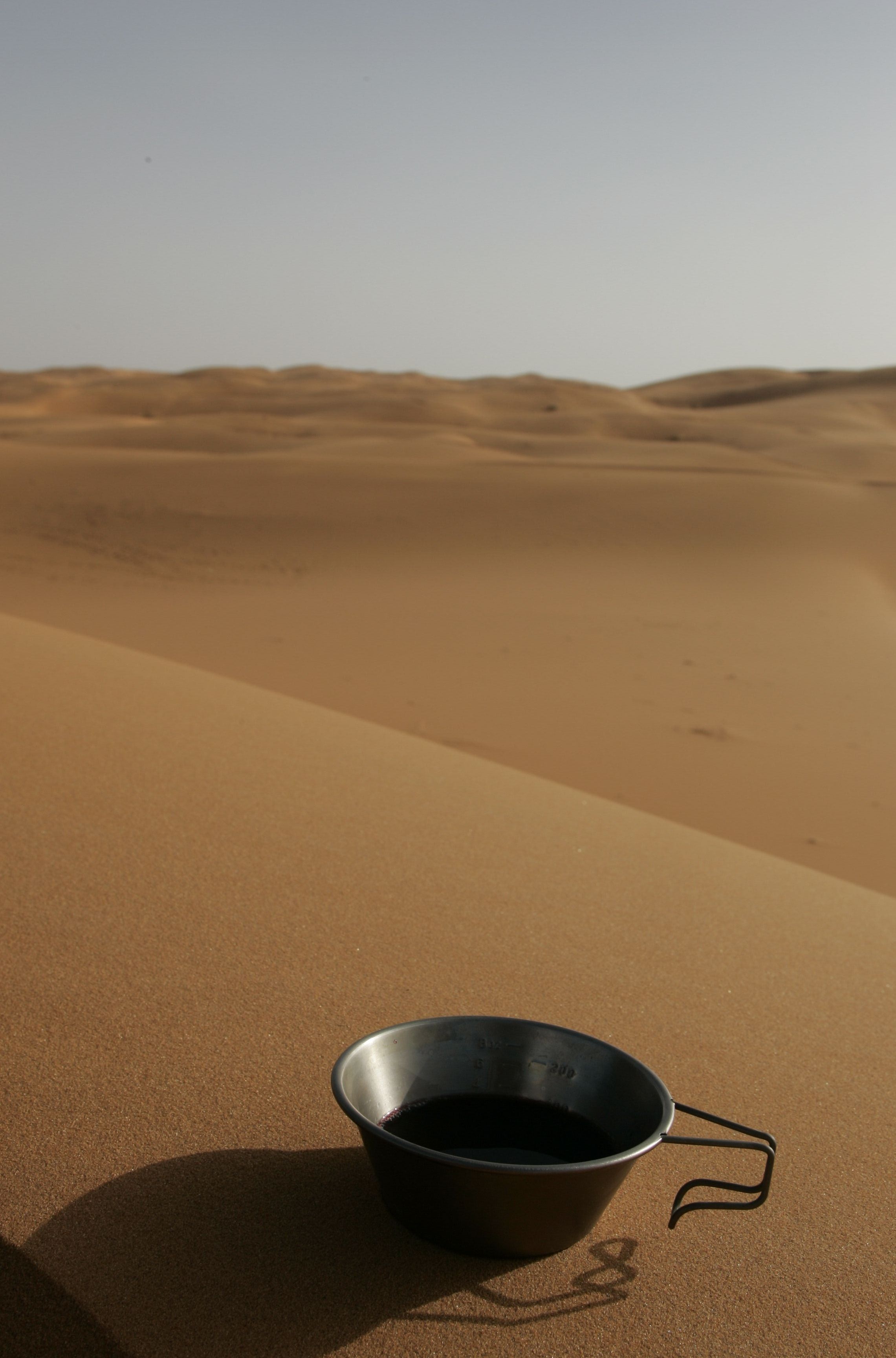 砂漠の中で水を……というときにも役立つシェラカップ