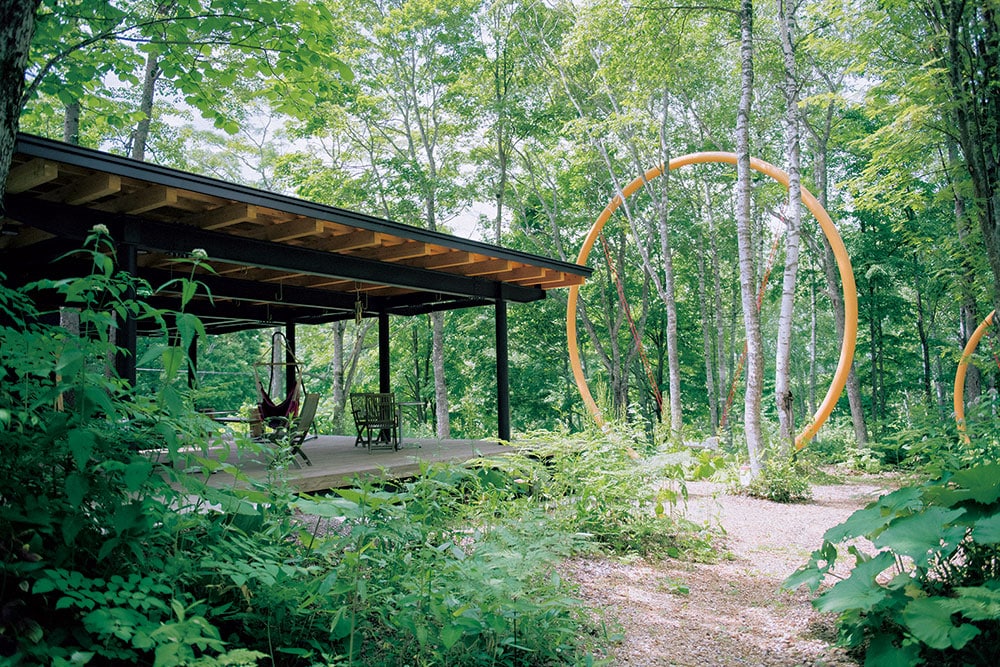 森の工作アトリエ「チュプ」の横に大きなリング型の揺れるベンチ。