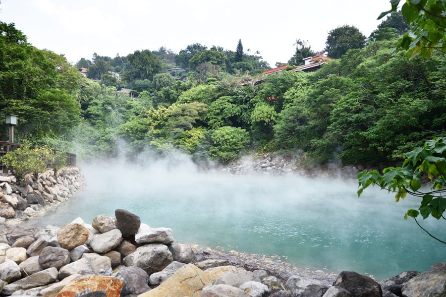 源泉のひとつ「地熱谷」。エメラルドグリーンのお湯は100℃に達する場所もあり、もうもうと湯気が立ち昇る。