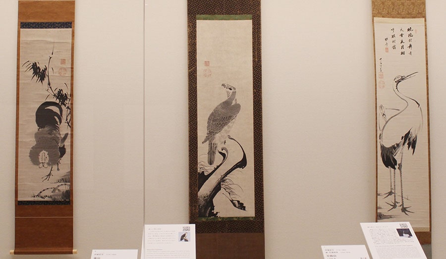 左から、伊藤若冲《竹に雄鶏図》《鷹頭》(ともに18世紀)、《双鶴図》(1796年)。前期の9/9まで展示。