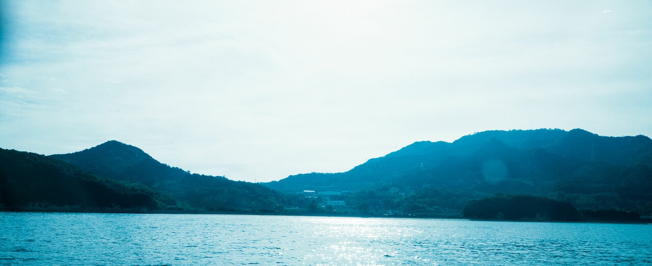 高松−小豆島間を結ぶ高速艇からの景色。きらめく波光が旅情を誘う。