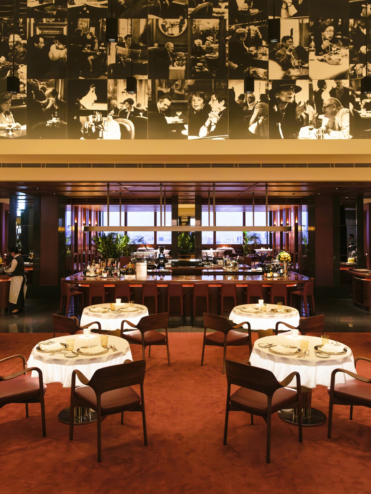 「ジランドール by アラン デュカス」。144枚の写真からなるヴェラ マーサー氏のアートと、パリを彷彿とさせるインテリアが融合した空間が素敵。