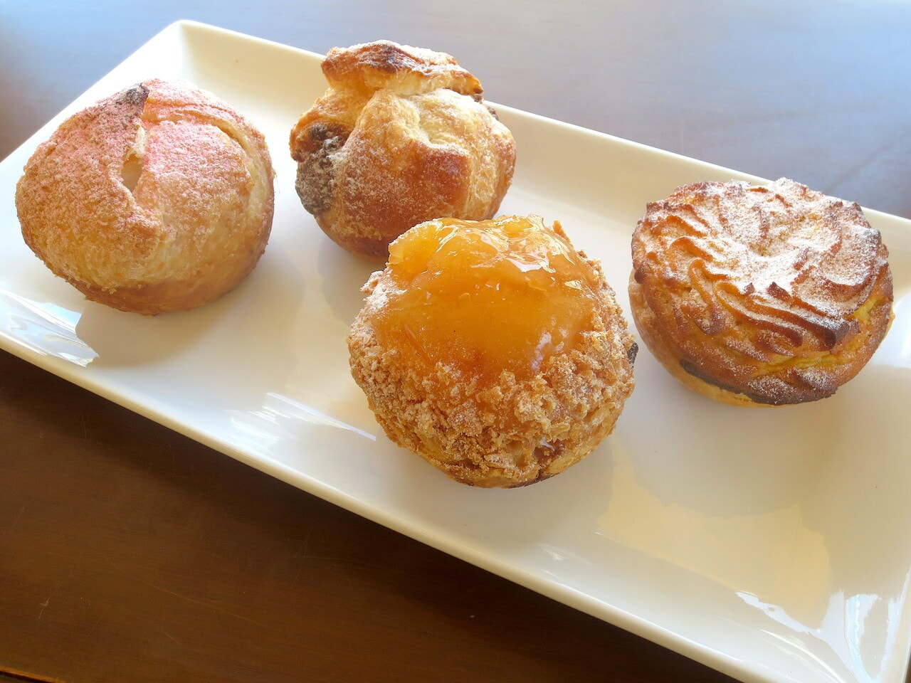 サクサク軽い生地のパイ4種。左より「いちごもちパイ」450円、「マロンパイ」420円、「アップルパイ」370円、「スイートポテトパイ」380円。