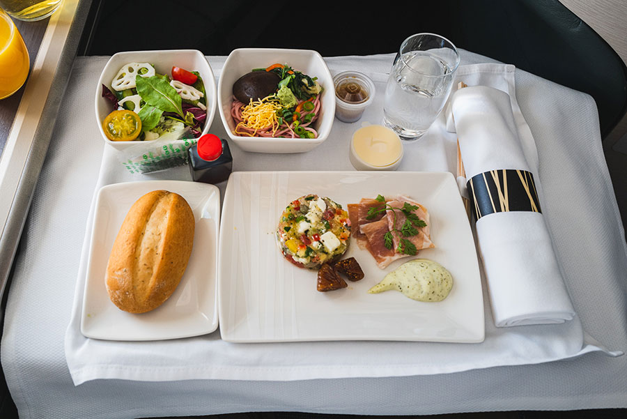 ビジネスクラスの機内食。