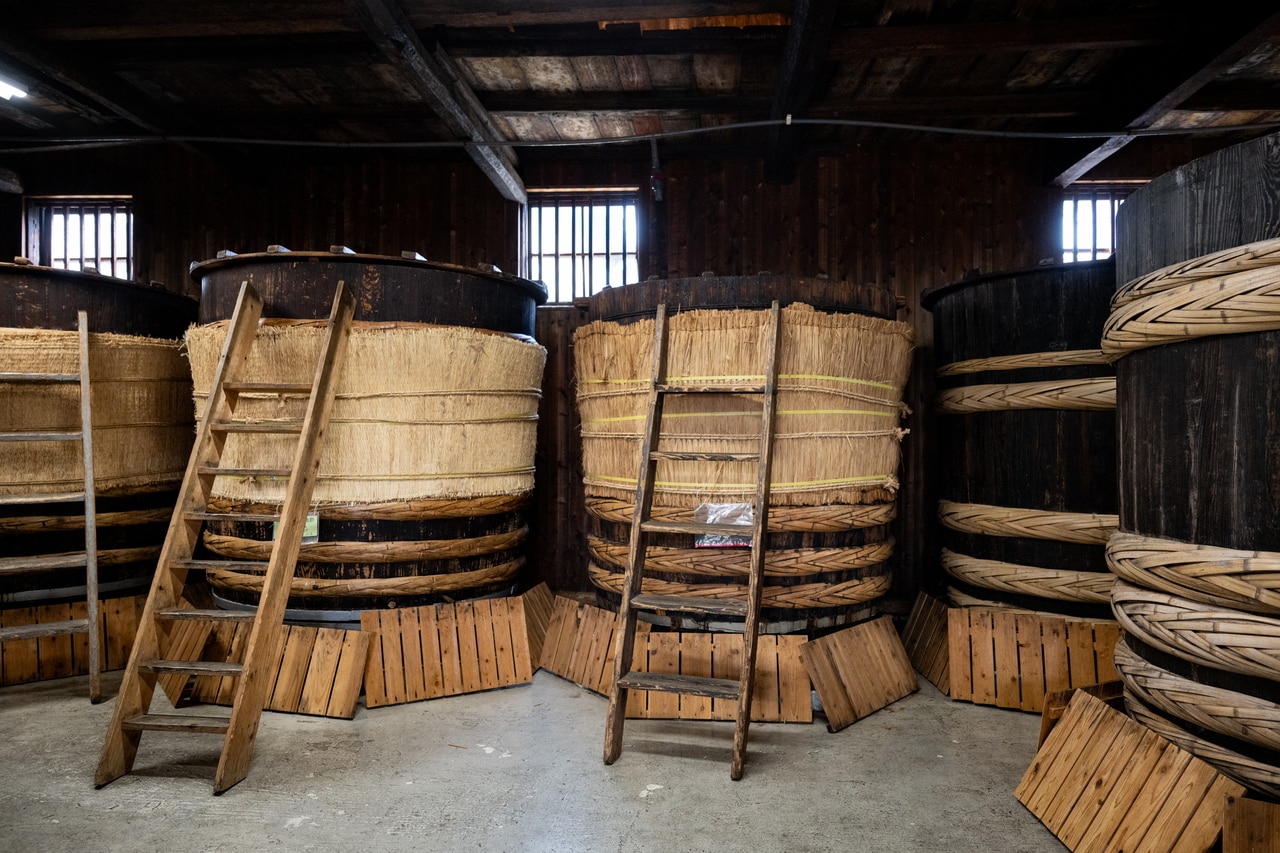 お酢の発酵・熟成を促す20石（約3,600リットル）の木桶。