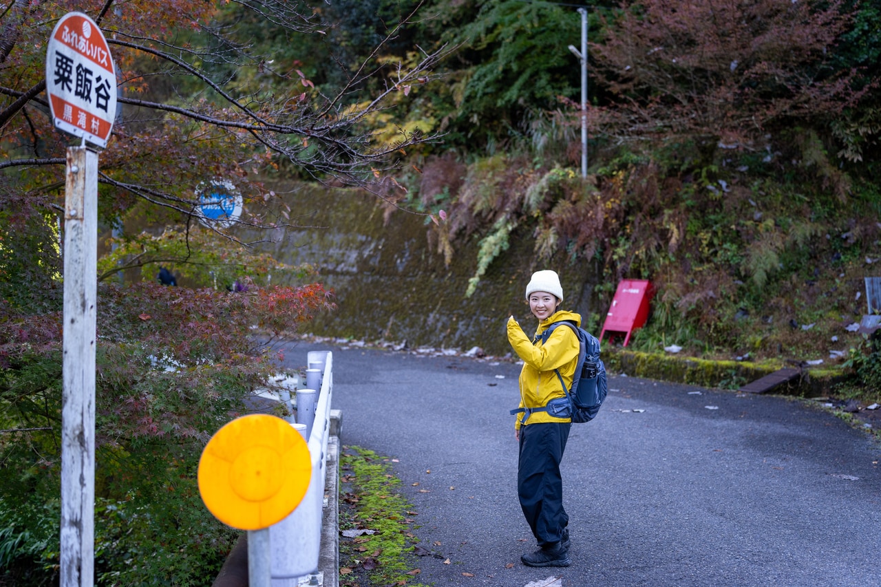 準備運動をしてスタート！　しばらく舗装道路を歩くと、徐々に山のなかへ。