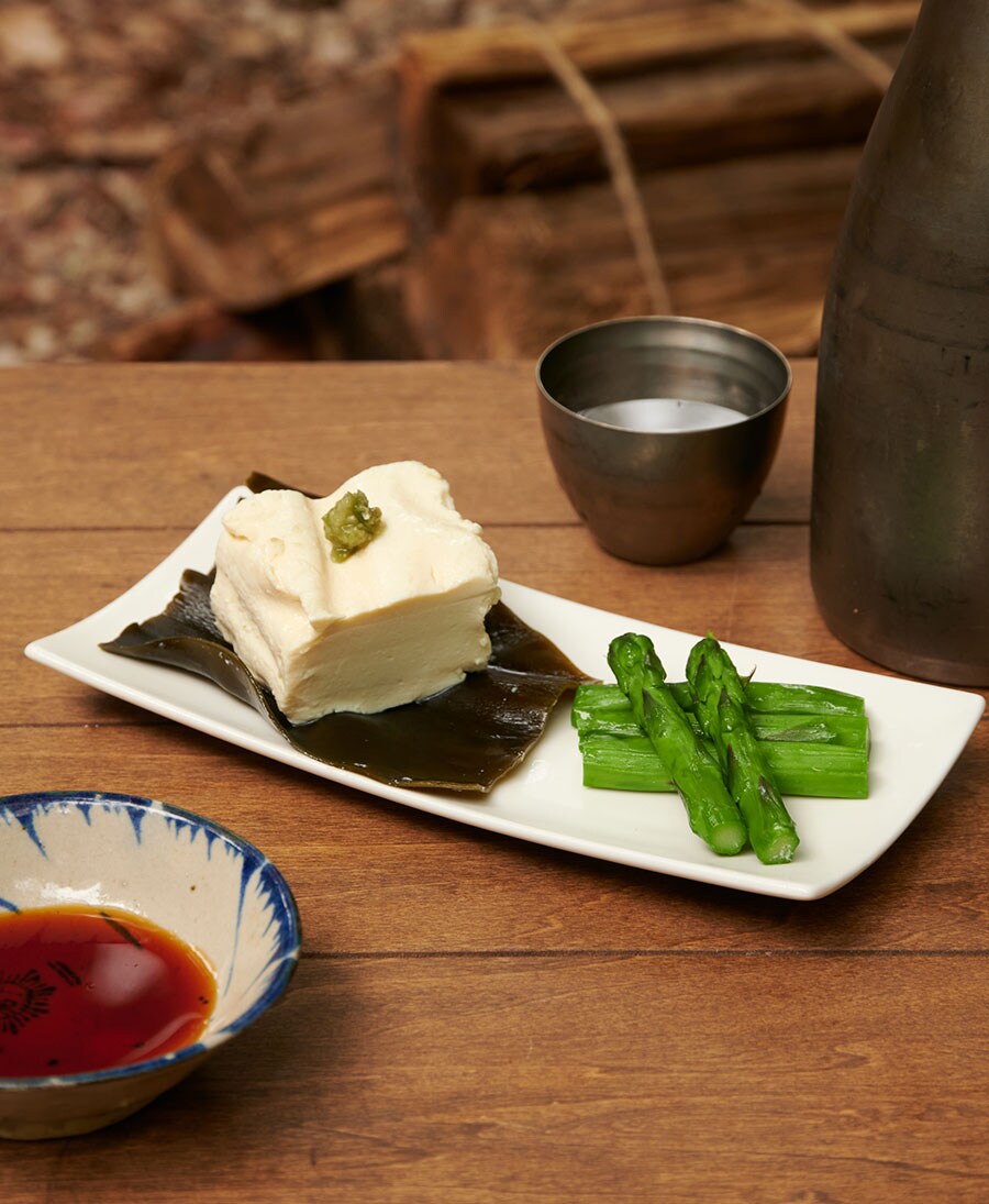 豆腐とアスパラの昆布〆『自分をもてなす至福の88品 日本一おいしいソト呑みレシピ』（KADOKAWA）。