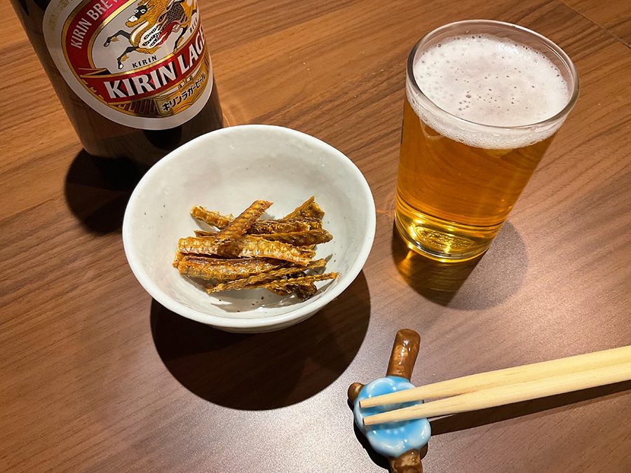 キリン大瓶ビール 770円、お通し 330円はうなぎの骨せんべい。