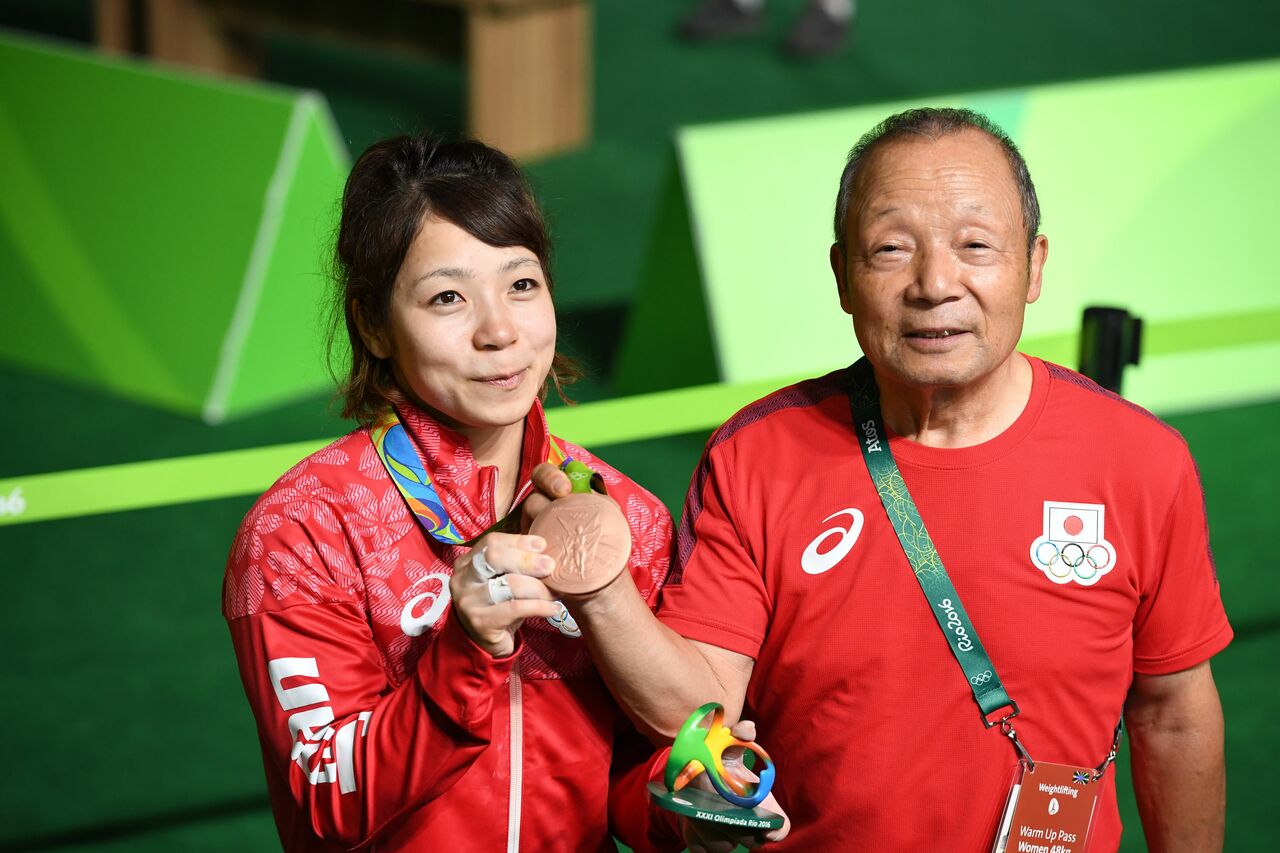 リオ五輪(2016年)での三宅宏実さんと父の三宅義行さん。義行さんはメキシコ五輪のウエイトリフティング銅メダリストであり、宏実さんのコーチも務めた ©JMPA