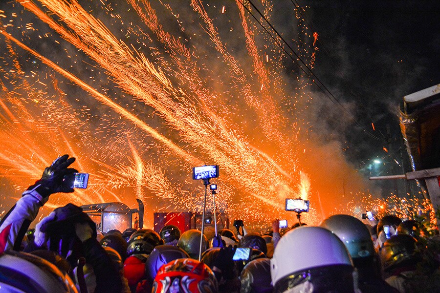 過激なロケット花火が飛び散る様子。