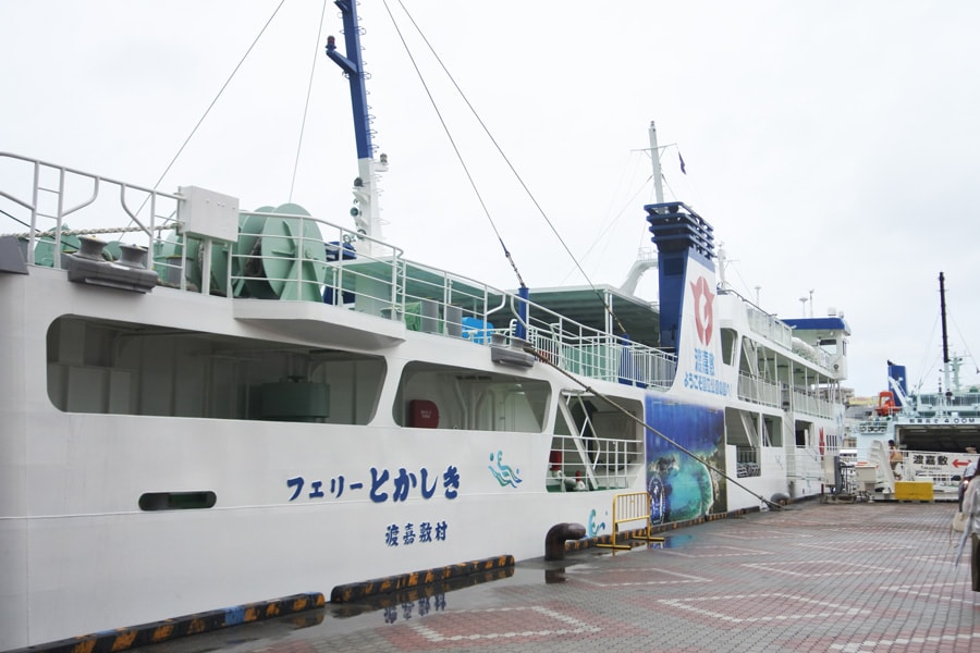 どんより曇り空の泊港からフェリーで渡嘉敷島へ。