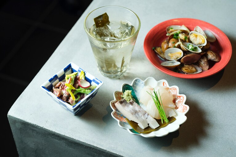 左上から時計回りに：昆布焼酎(ロック)680円、あさりの酒蒸し 700円、昆布じめ盛り合わせ 700円、ホタルイカとタラの芽 ぬた和え 700円。
