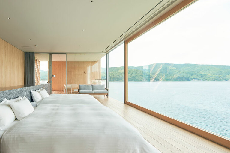 Entô［島根／隠岐諸島海士町］別館「Entô Annex NEST」スイートの客室。／photo by Kentauros Yasunaga