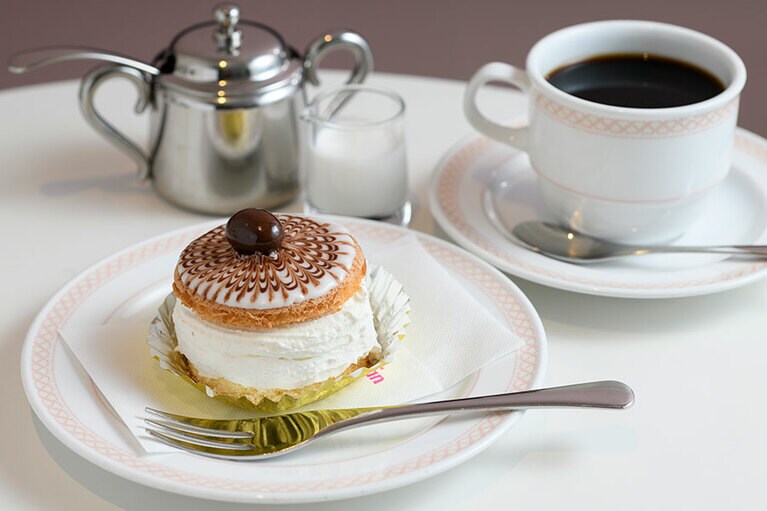 ミニボストン 430円。お好みのドリンクと楽しめるケーキセットは820円。