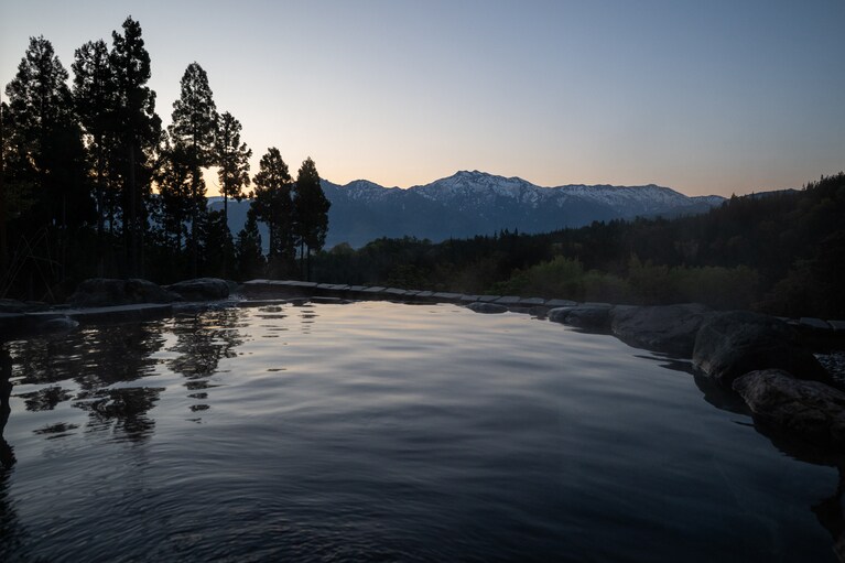 源泉は大沢山温泉。真夜中に満天の星を眺めたり、早朝の朝日を浴びたり、滞在中はいつでも浸かれるのが嬉しい。※22時前後に男湯・女湯の入れ替えと清掃あり。
