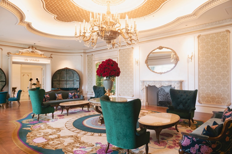 ゆったりとソファが並ぶ