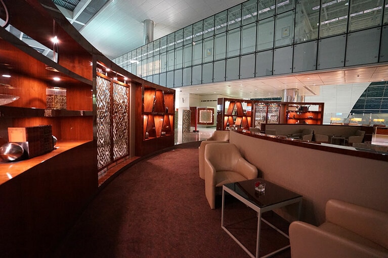 棚に調度品が飾られていたりして、どこかの邸宅ルームのリビングのように落ち着いた雰囲気。