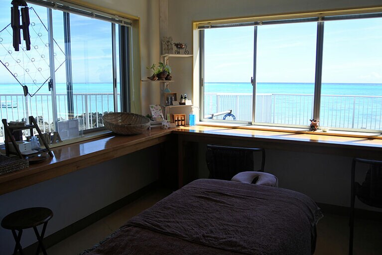 シーマンズビーチの一画にあるリラクゼーションサロン。眺めだけでも癒やされそう。