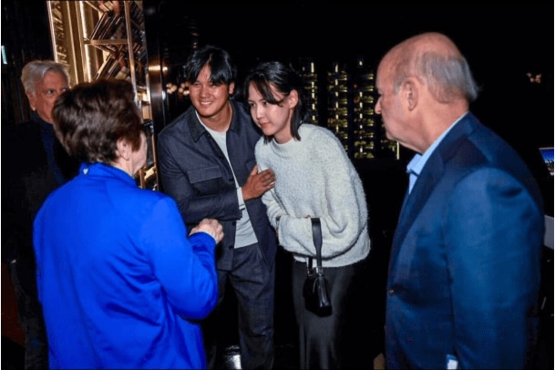 2024年3月、ドジャースと韓国代表のエキシビションマッチの前夜祭。真美子さんがファストファッションブランド「ZARA」のバッグを着用と話題に（ドジャース公式カメラマンのジョン・スーフー氏のインスタグラムより）