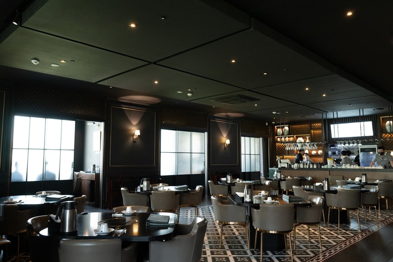 落ち着いた店内はシックなインテリアで統一され、ゆとりあるテーブル配置が心地いい雰囲気。