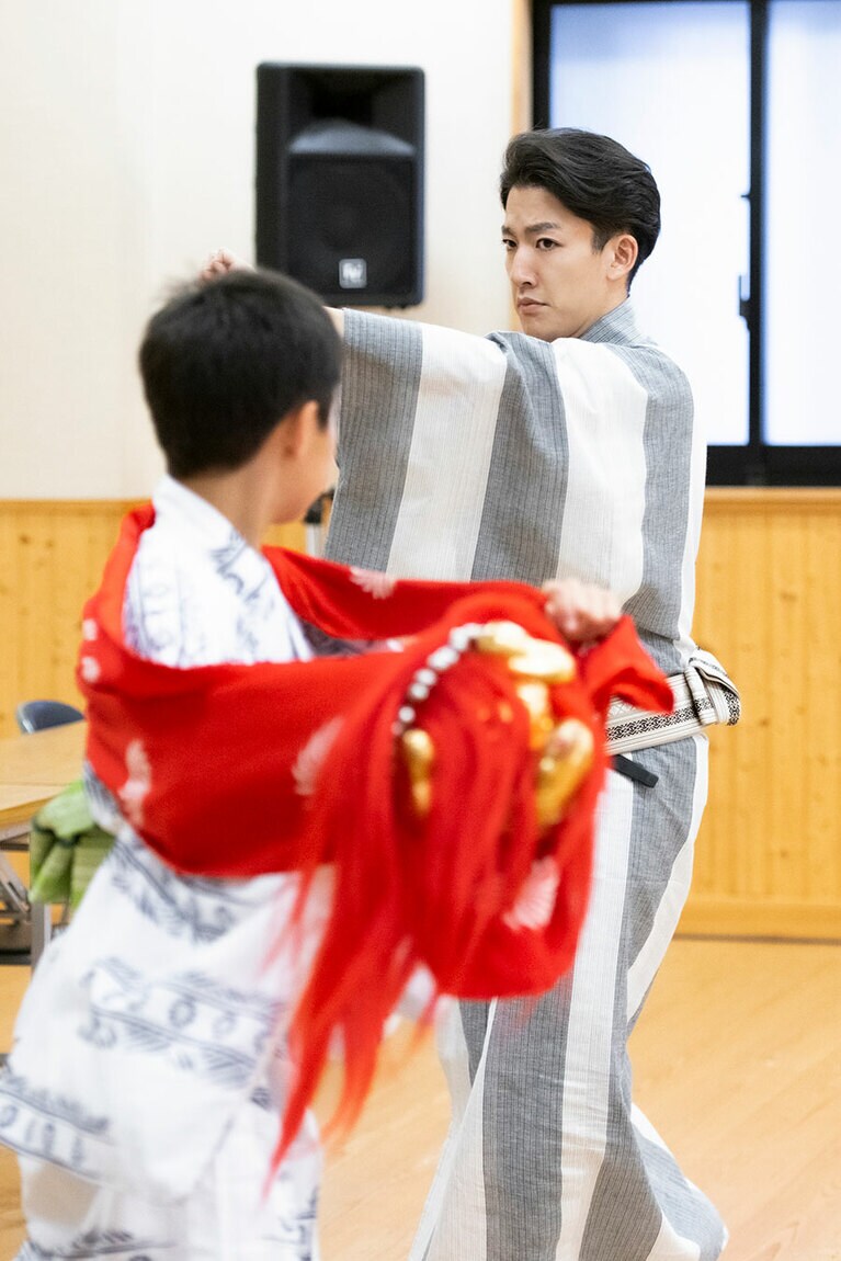 尾上右近さんと尾上眞秀さん。