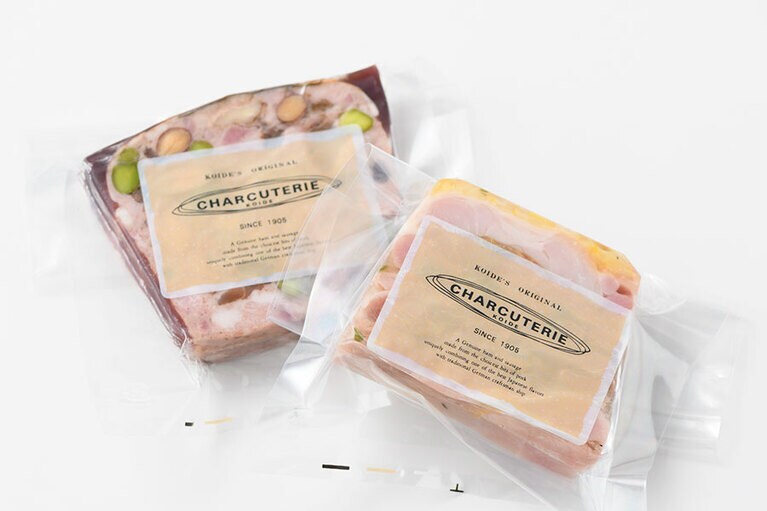 【愛知県】Charcuterie Koideの「シャルキュトゥリ」左から：ナッツとドライフルーツのはいった豚肉のテリーヌ、蒸し鶏とレモンのコンフィのプレッセ 各700円(80g)。