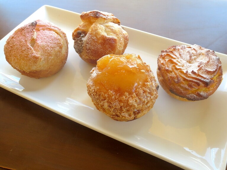 サクサク軽い生地のパイ4種。左より「いちごもちパイ」450円、「マロンパイ」420円、「アップルパイ」370円、「スイートポテトパイ」380円。