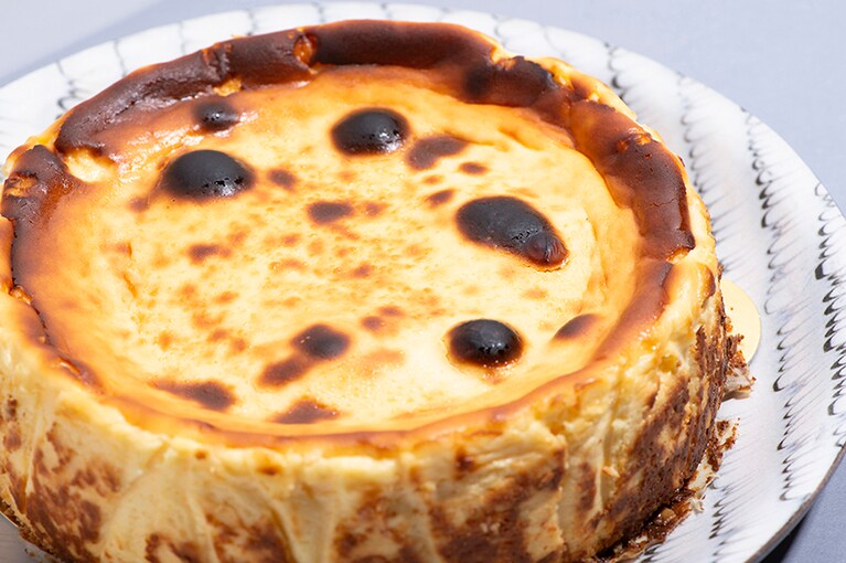 ［セバスチャン］バスクのチーズケーキ 6,000円。