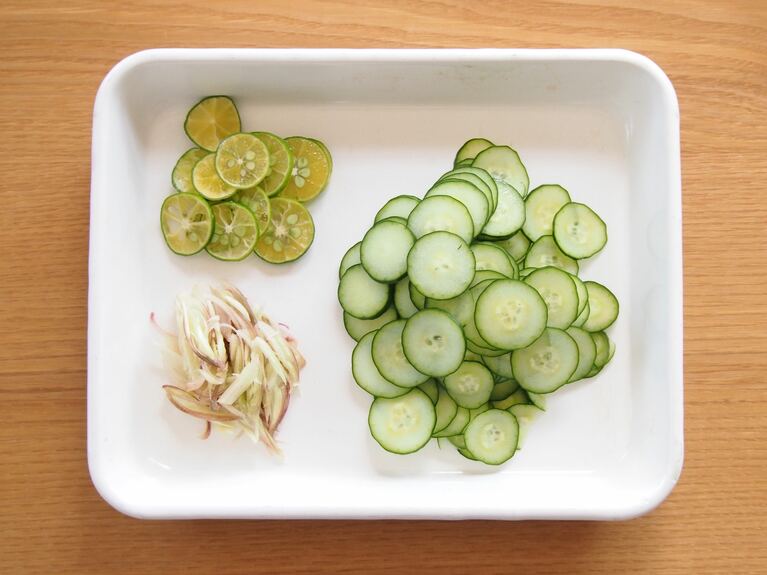 きゅうりは薄切りにする。すだちも同じように横に薄く切る。みょうがは千切りに。