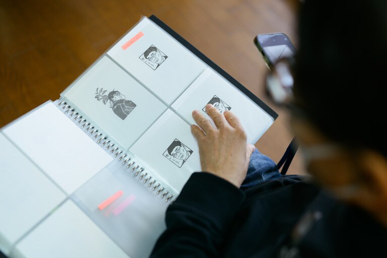 整理されたファイルで自身のページを見るいとうさん。